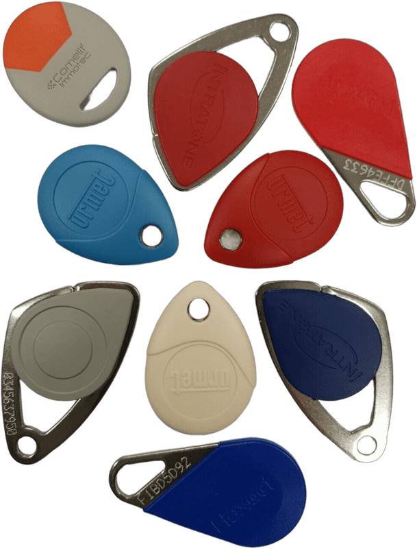 Badges Vigik et badges d'immeuble de différentes marques, copiés à Rambouillet