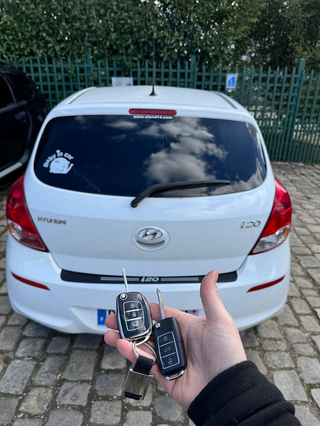 Deux clés de voiture pliables avec centralisation, réalisées sur place devant le véhicule à Rambouillet