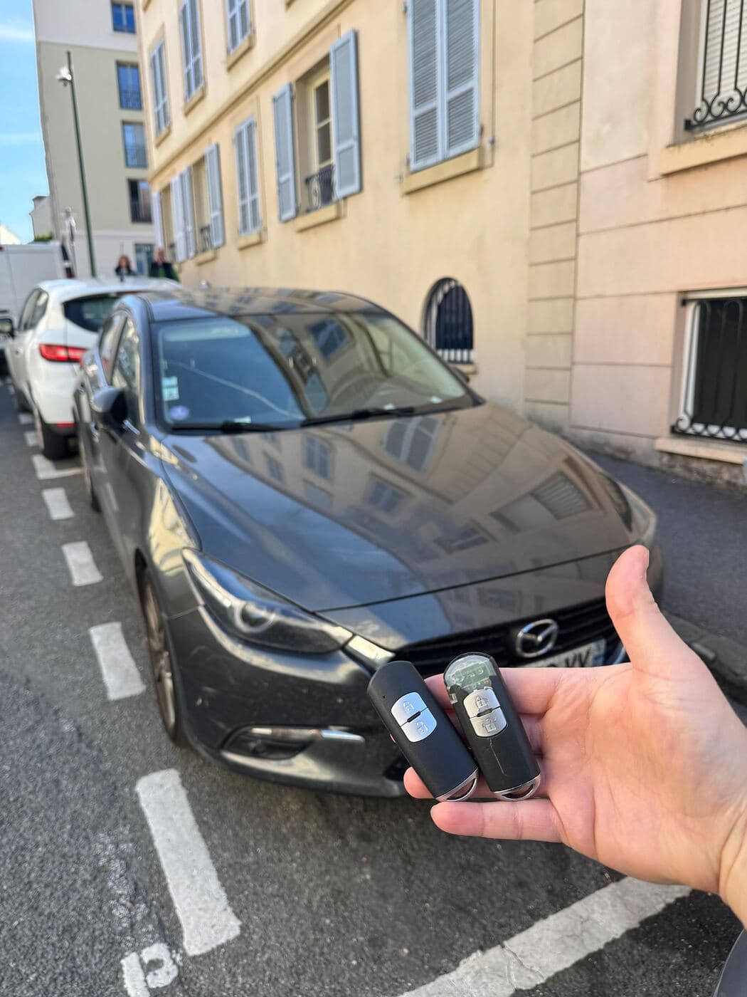 Clés de voiture avec centralisation programmées devant le véhicule