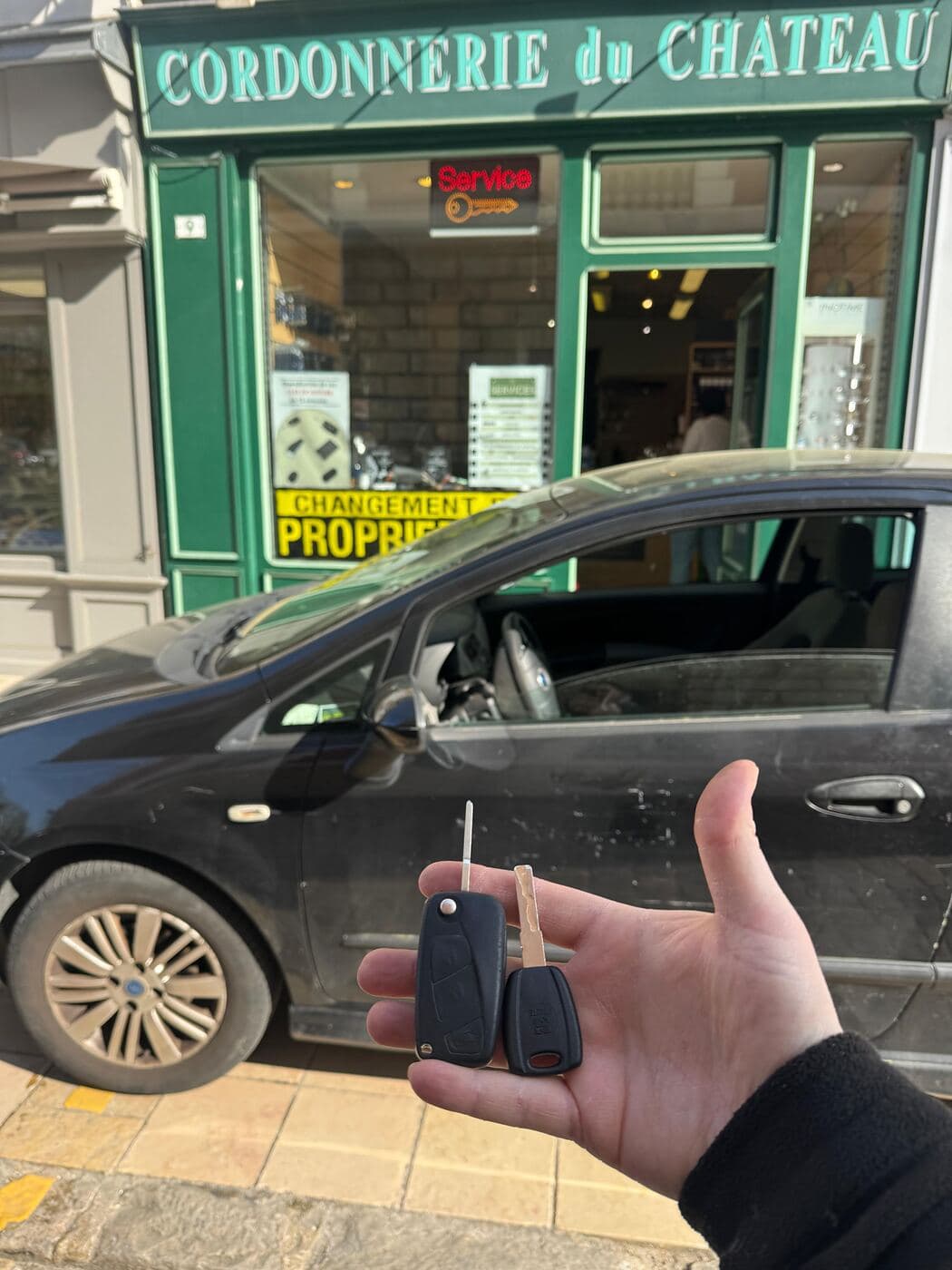 Clé pliable avec centralisation et clé de secours pour démarrer, devant la cordonnerie à Rambouillet