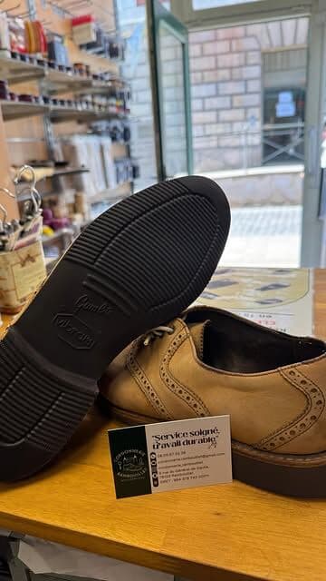 Chaussures homme avec patins de protection posés à la cordonnerie de Rambouillet