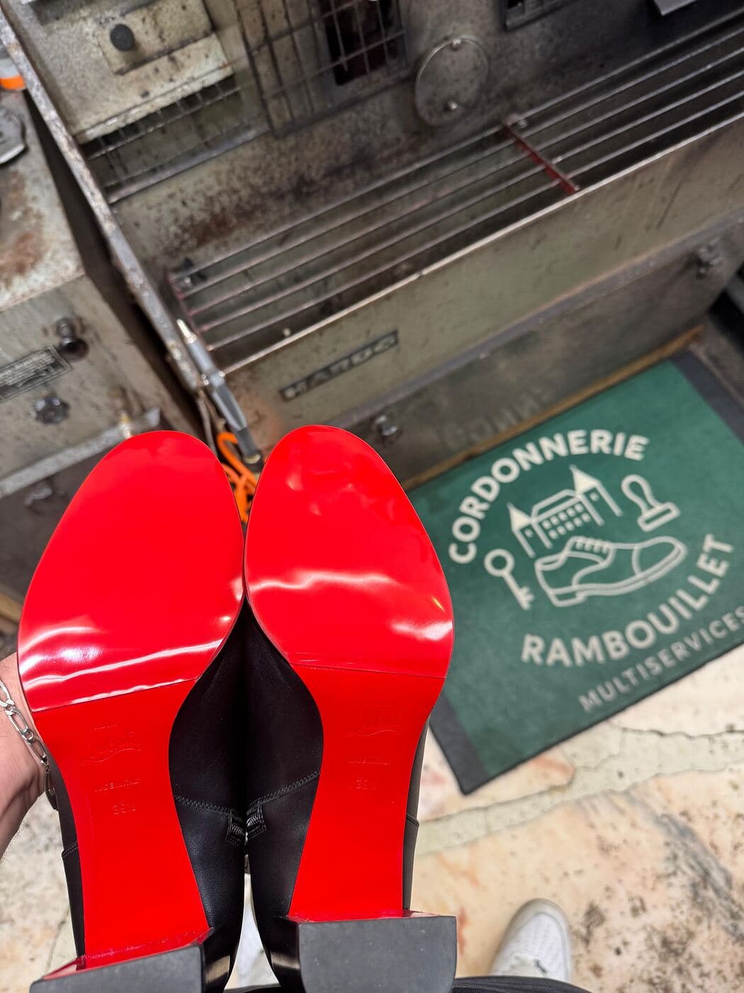 Semelle rouge restaurée après intervention à Rambouillet