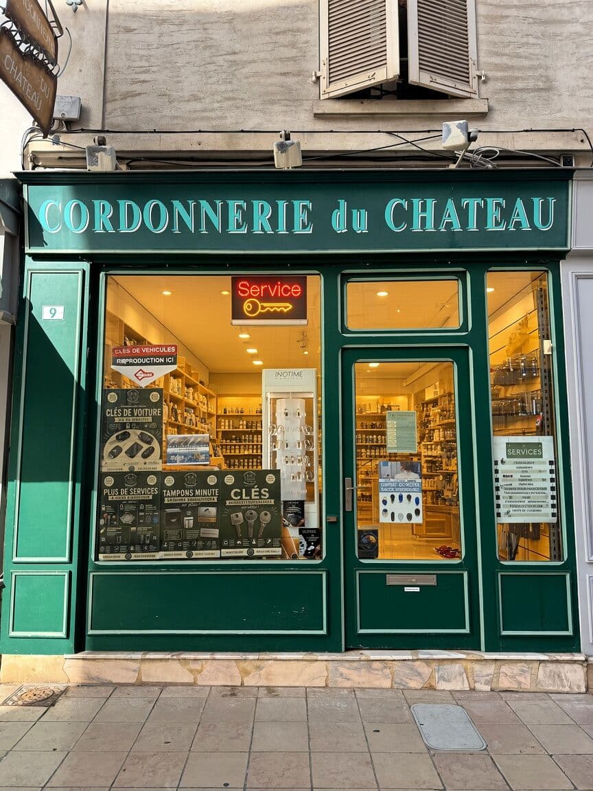 Façade verte de la cordonnerie, 9 rue du Général de Gaulle à Rambouillet