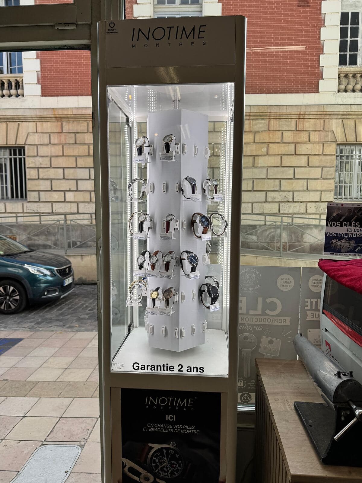 Présentoir de montres homme et femme en vente à Rambouillet