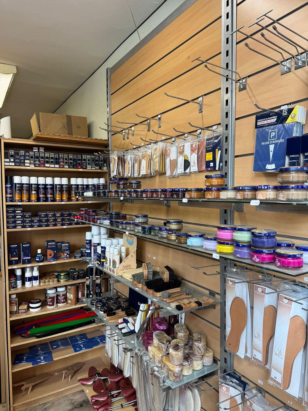 Rayon de produits d'entretien du cuir à la cordonnerie de Rambouillet